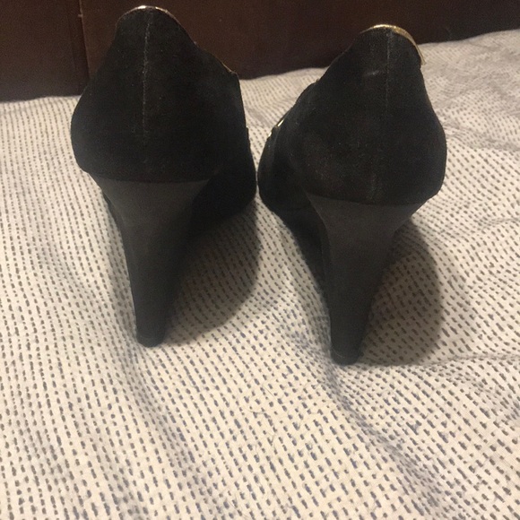 Black fabric with gold trim wedge - Picture 3 of 4